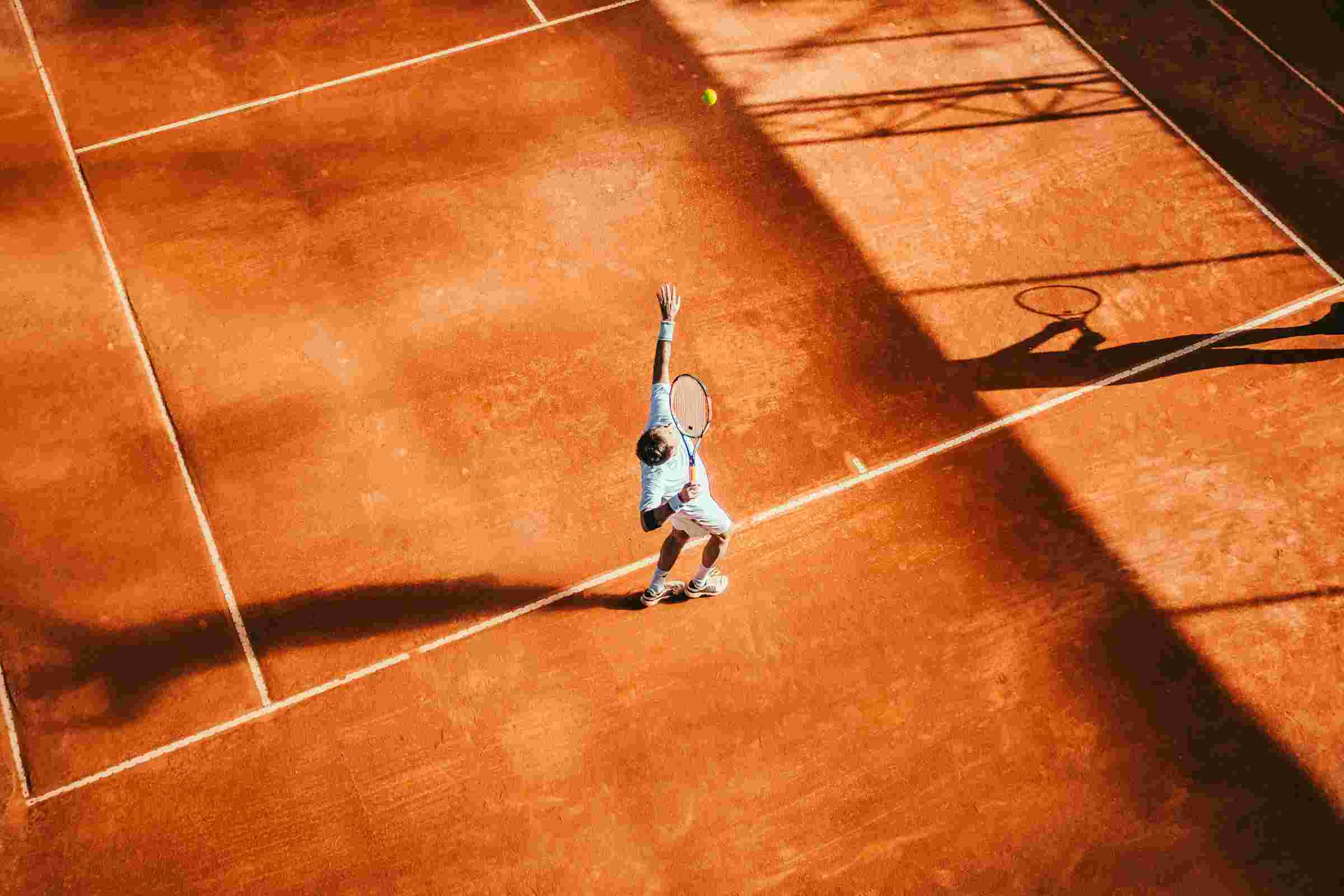 Tennisspieler beim Aufschlag – Vereinsapp für Tennisvereine